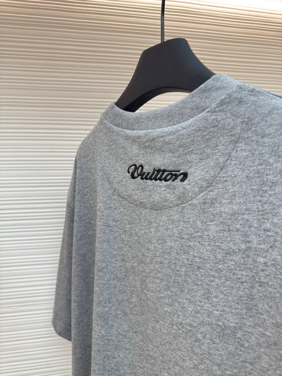 LOUIS VUITTON Nigo co-branded graphic embroidered T-shirt short sleeves ●Authentic product: purchased and developed for 8999 ●Item number: 1680118-A05 ●Fabric: jersey fabric ●Technology: embroidery production ●Version: fitted version ●Weight: about 300 grams ●Size: S-M-L-XL ●Description: This T-shirt is made of soft cotton and brightens up daily looks with fashion elements from the 2025 autumn and winter show. The IV Flower silk satin patch on the front is in bold strokes, echoing the Vuitton embroidered logo on the back. Unisex short-sleeved T-shirt. Regular fit in cotton jersey with satin logo patch at front, embroidered logo at back, and ribbed collar. The overall wiring is straight and delicate, the fabric is comfortable and soft, and the color is consistent without color difference. It can be matched with the same style to create a fashionable look and control various occasions. Customized accessories, complete with three standards, same style for men and women!